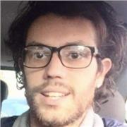 Studente di storia impartisce lezioni private per la scuola primaria e secondaria